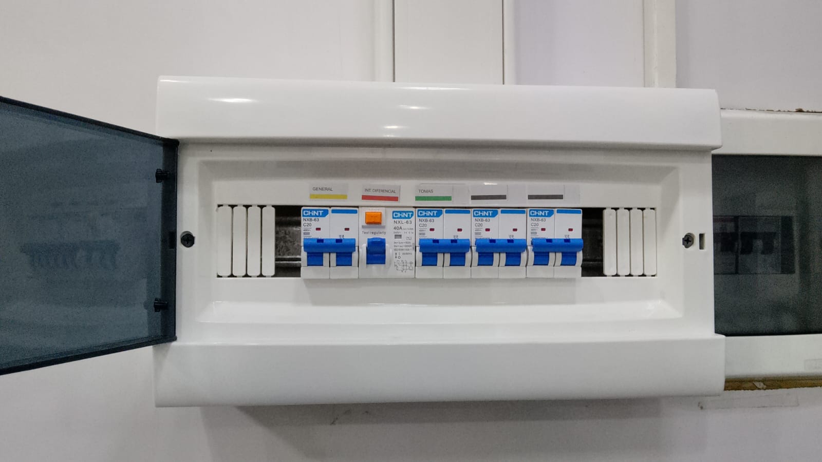 Tablero eléctrico con protecciones e identificación de circuitos