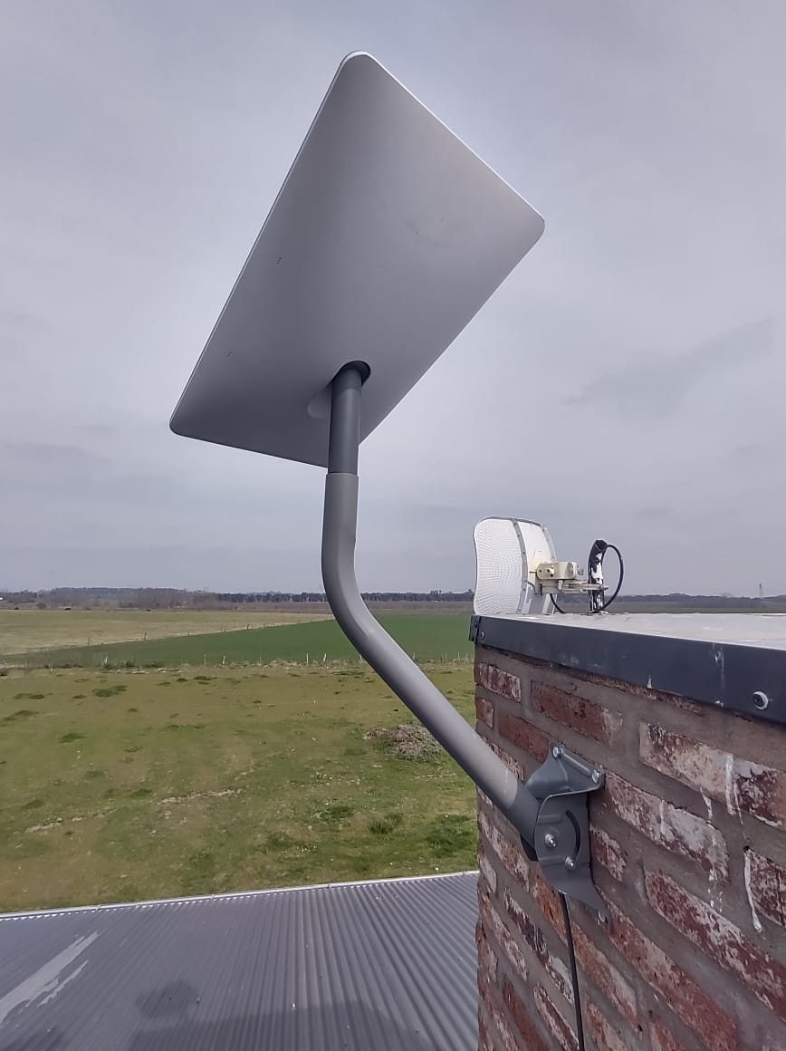 Antena Starlink instalada en una cubierta exterior junto a un equipo de enlace