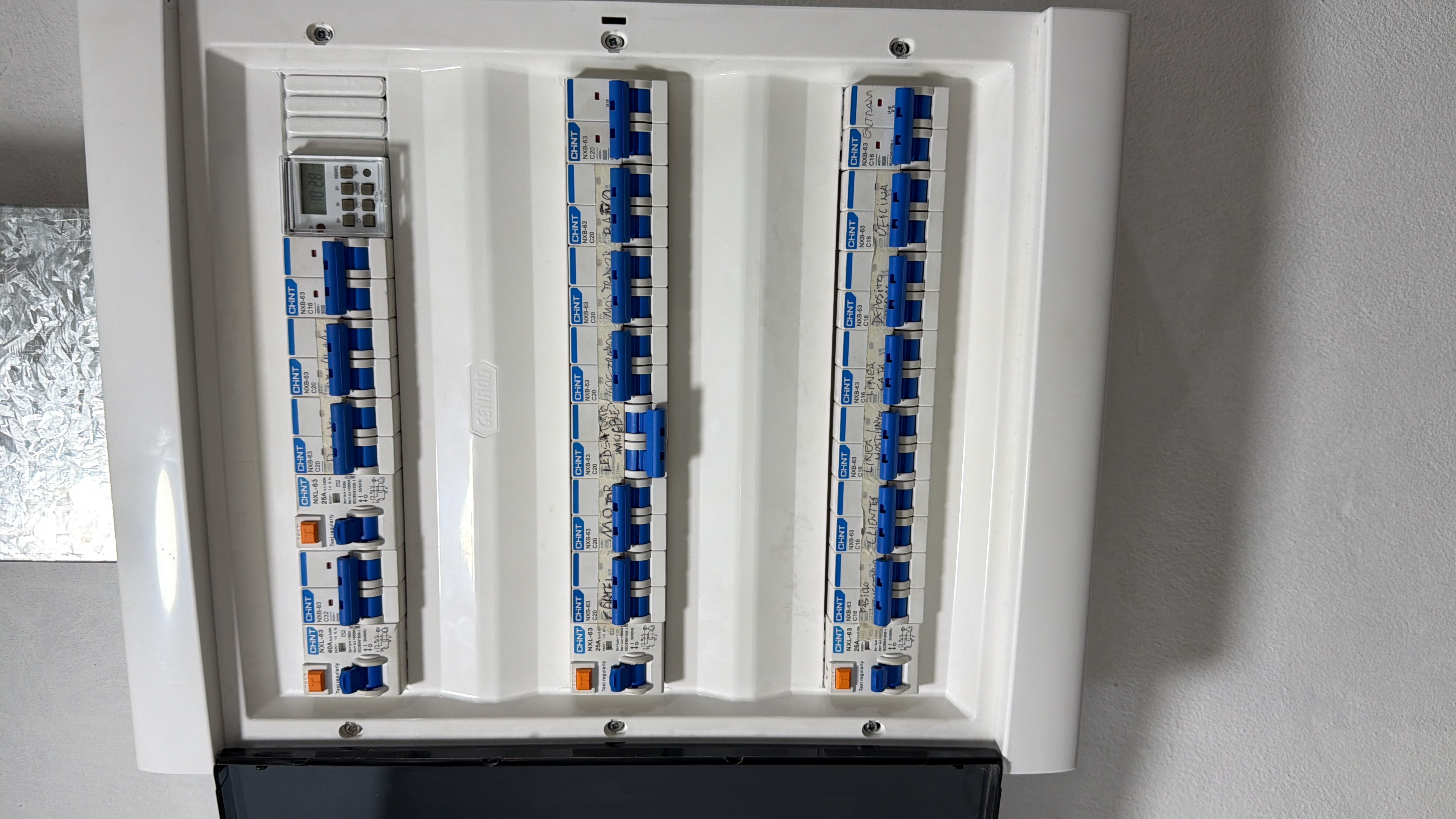 Tablero eléctrico de tres filas con circuitos identificados
