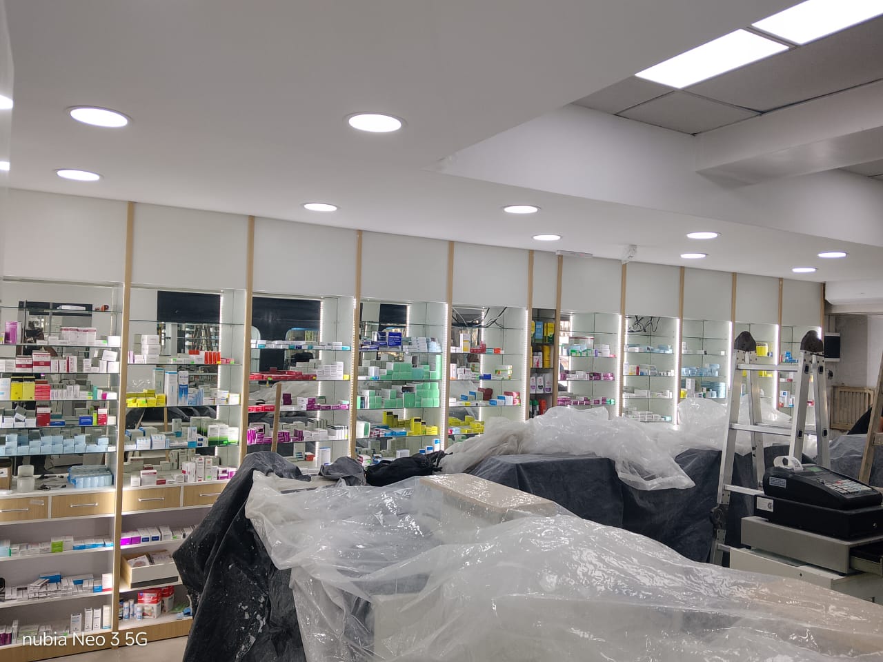 Interior de una farmacia con mostradores protegidos durante una intervención