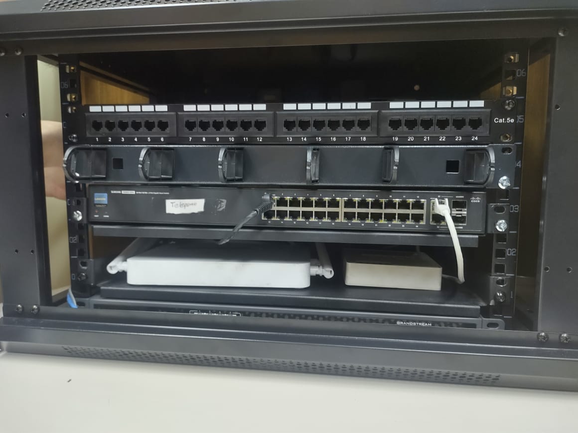 Patch panel y switch dentro de un rack de comunicaciones