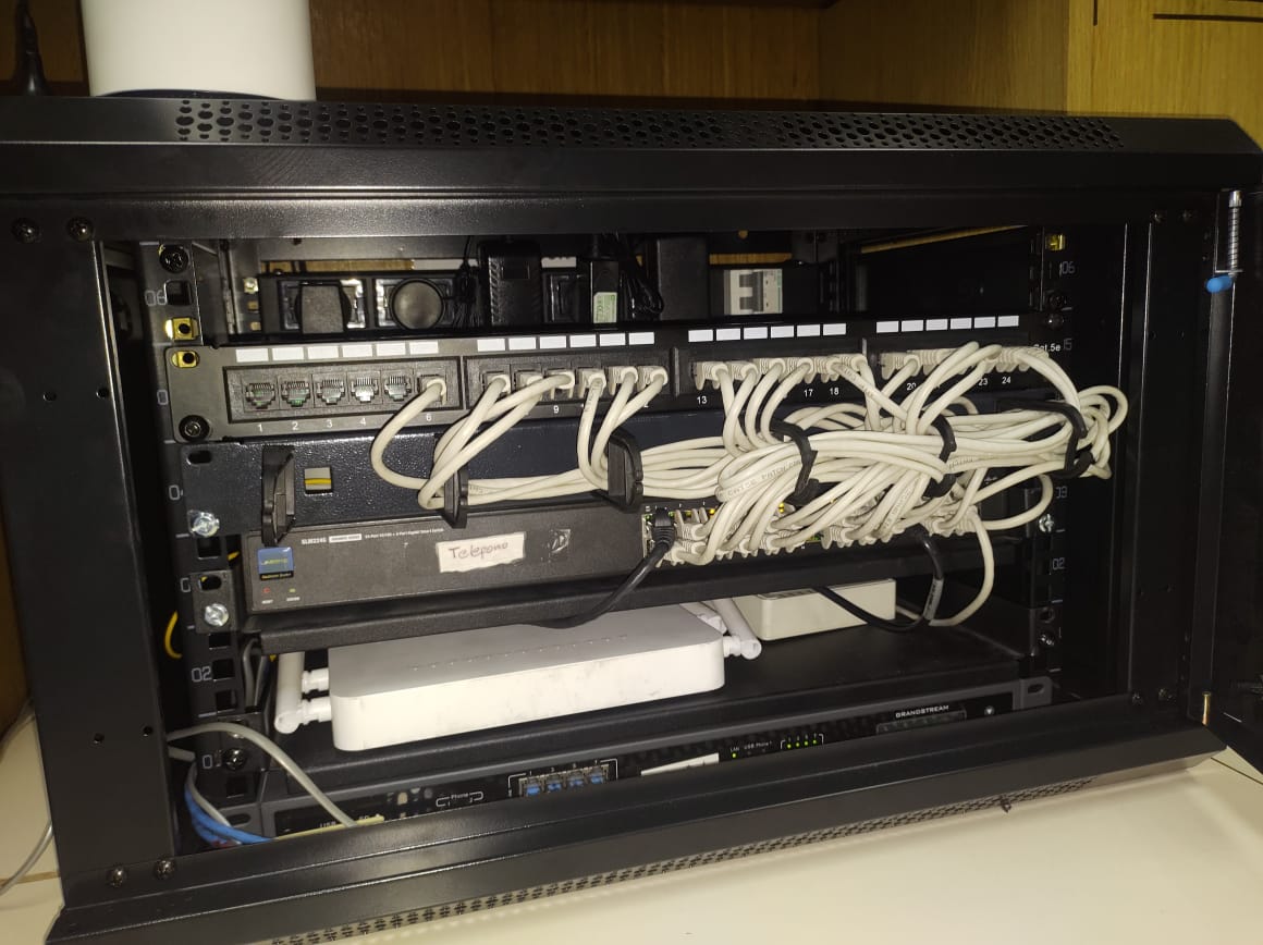 Rack con patch panel, switch y equipos de conectividad